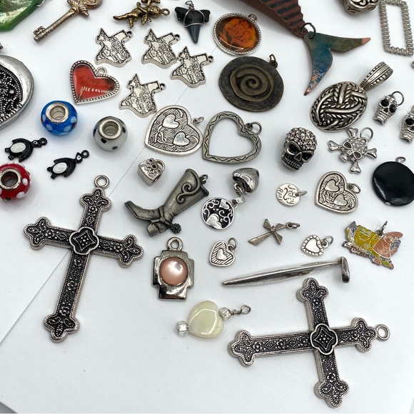 Assorted Jewelry Lot of Charms and Pendants - Picture 4 of 11